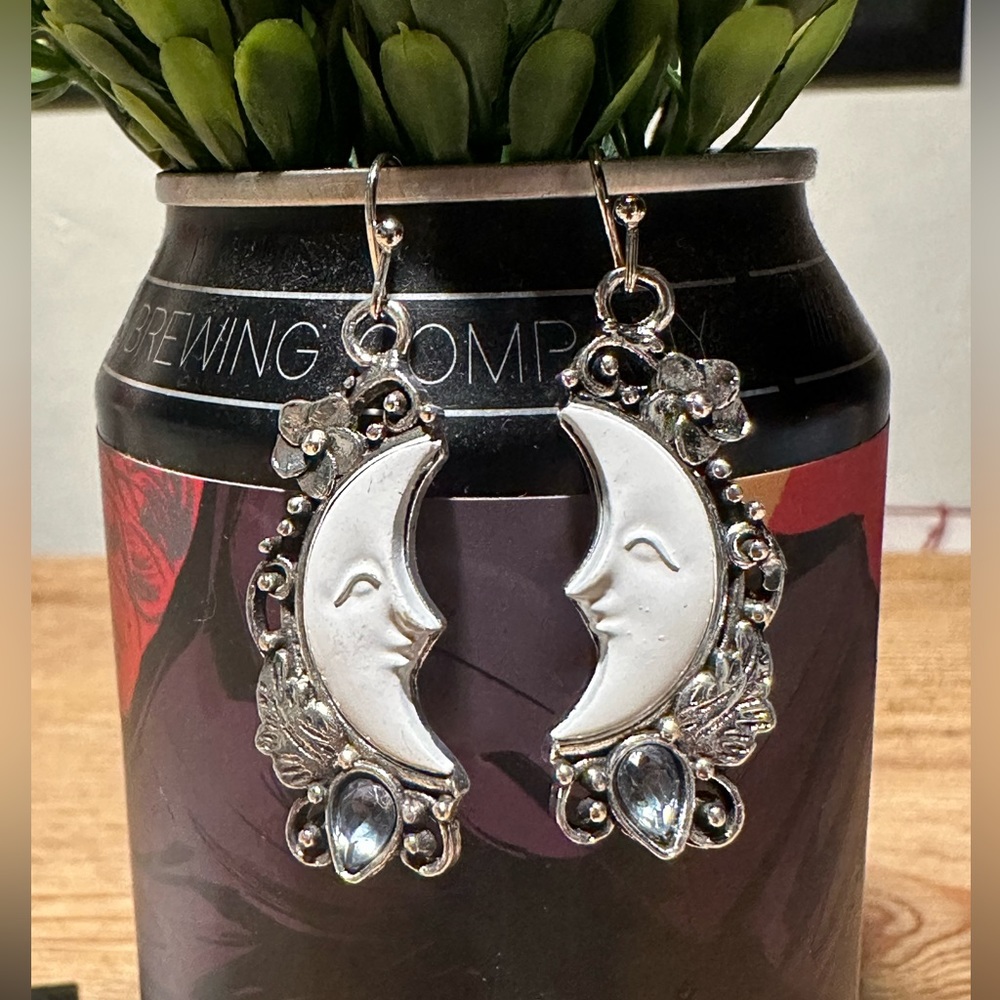 Exquisite Moon Face Flower Leaf Design With Blue Shiny Zircon Decor